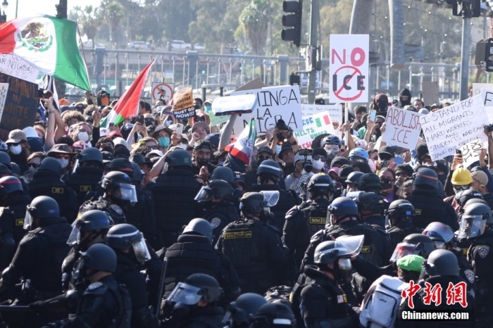 当地时间6月8日,美国加利福尼亚州洛杉矶市中心爆发反搜捕非法移民行动抗议示威,抗议者与警方发生冲突。连日来,美国移民与海关执法局等联邦机构在洛杉矶郡多地搜捕非法移民,与抗议者爆发严重冲突。中新社记者 张朔 摄 当地时间6月8日,美国加利福尼亚州洛杉矶市中心爆发反搜捕非法移民行动抗议示威,抗议者与警方发生冲突。连日来,美国移民与海关执法局等联邦机构在洛杉矶郡多地搜捕非法移民,与抗议者爆发严重冲突。中新社记者 张朔 摄